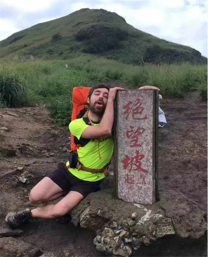 无不令人闻风丧胆 两边的山坡环绕着云雾, 其实近几年,绝望坡已经装